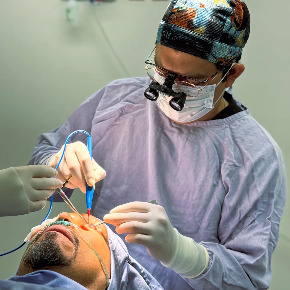 Dr. Rubén Cueto en Quirófano